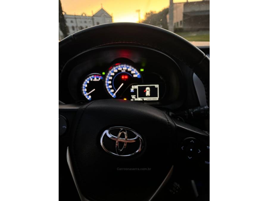 TOYOTA - YARIS - 2021/2022 - Branca - R$ 87.500,00