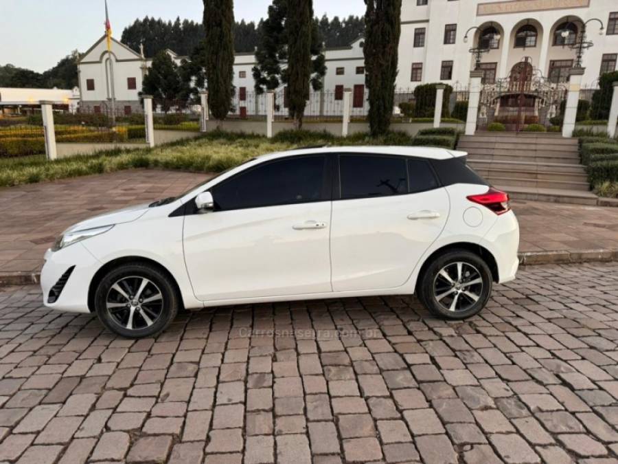 TOYOTA - YARIS - 2021/2022 - Branca - R$ 87.500,00