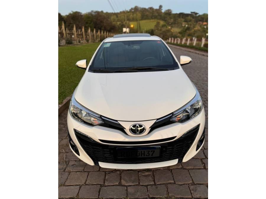 TOYOTA - YARIS - 2021/2022 - Branca - R$ 87.500,00