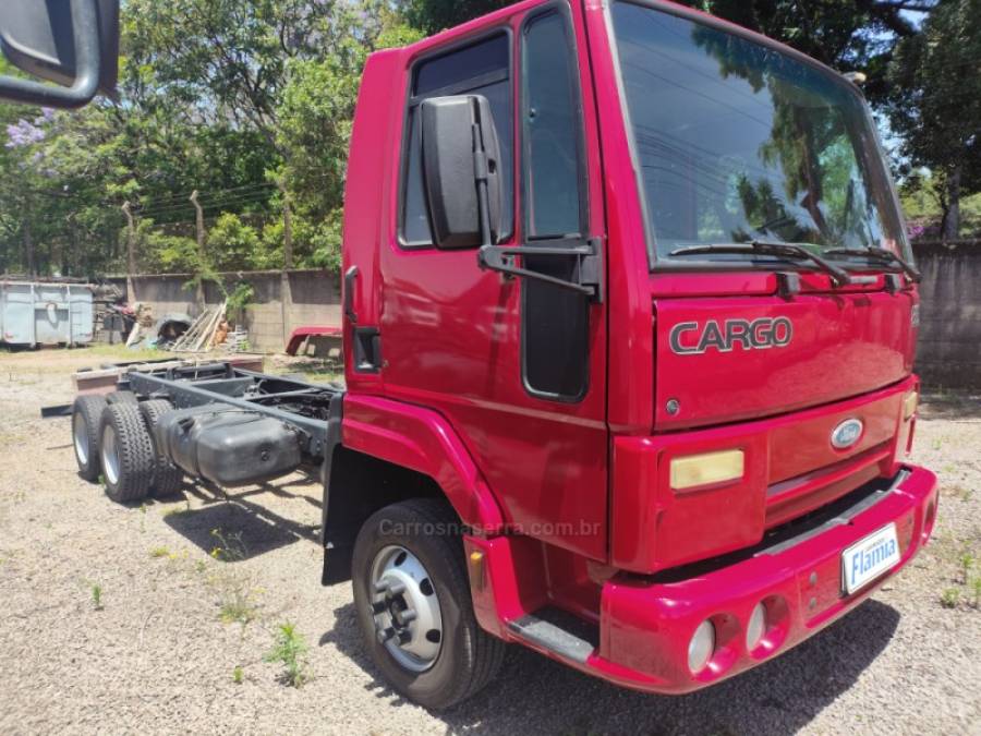 FORD - CARGO 815 - 2010/2011 - Vermelha - R$ 169.900,00