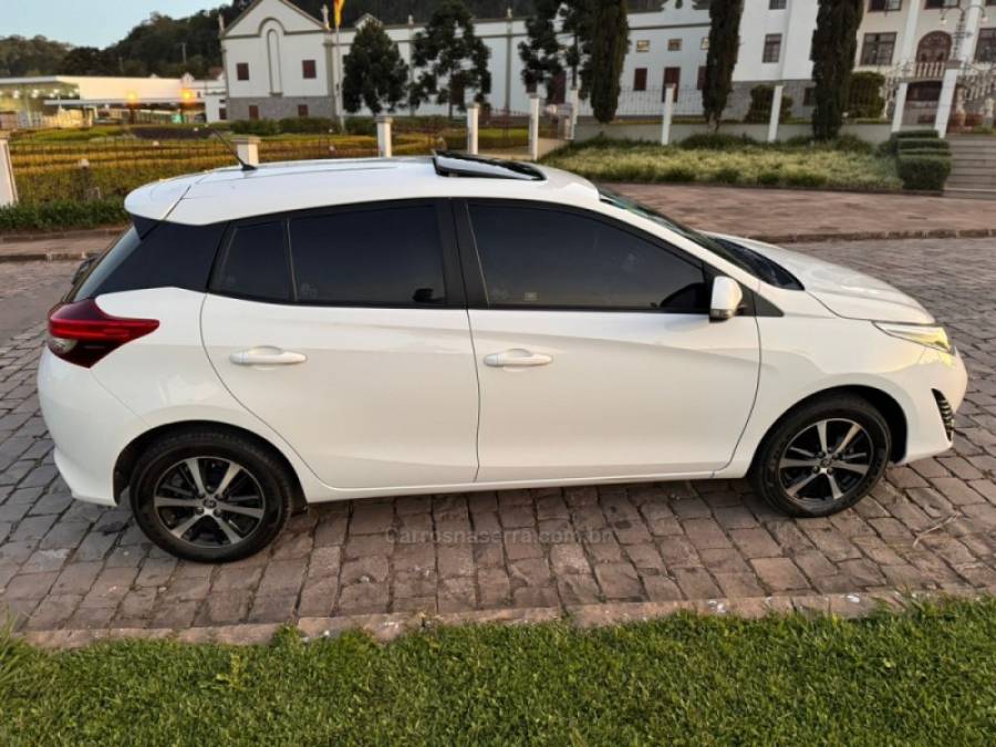 TOYOTA - YARIS - 2021/2022 - Branca - R$ 87.500,00